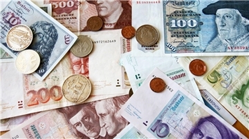 Die Bundesbank tauscht alte D-Mark-Scheine in Euro um. (Archivbild)