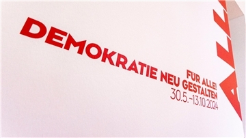 Die Bundeskunsthalle in Bonn zeigt die Ausstellung „Für alle! Demokratie neu gestalten“ bis zum 13.10.2024.