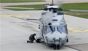 Die Bundesmarine erhielt vom Hubschrauberproduzenten Airbus Helicopters die erste von insgesamt 18 Maschinen vom Typ NH90 "Sea Lion".
