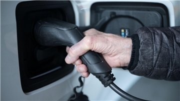 Die Bundesnetzagentur schlägt vor, dass bei einer drohenden Netzüberlastung der Strombezug etwa zum Laden eines E-Autos vorübergehend gedrosselt werden darf.
