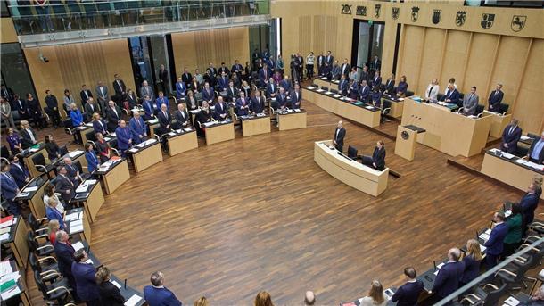 Bundesrat segnet Steuerentlastung und Deutschlandticket ab Die Bundesrats-Mitglieder erhoben sich zum Gedenken an die vom NS-Regime ermordeten Sinti und Roma.