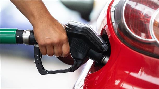 Die Bundesregierung will den CO2-Preis beim Tanken und Heizen mit fossilen Energien im kommenden Jahr stärker anheben als bisher geplant.