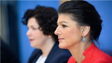 Die Bundestagsabgeordnete Sahra Wagenknecht ist in einer Doppelspitze mit der früheren Chefin der Linksfraktion, Amira Mohamed Ali (l), zur Vorsitzenden des Bündnis Sahra Wagenknecht gewählt worden.