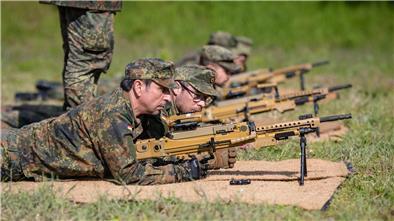 Die Bundeswehr sollte mehr Geld bekommen - einer Umfrage zufolge findet das die Mehrheit der Deutschen.