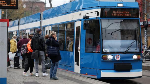 Länder wollen Start des 49-Euro-Tickets zum April Die bundesweit gültige Fahrkarte für 49 Euro im Monat ist in einem monatlich kündbaren Abonnement vorgesehen.
