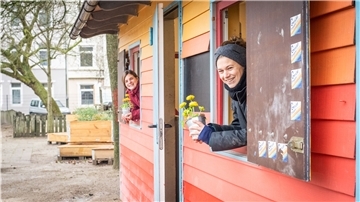 Die „bunte Bude“ wird im kommenden Frühjahr zu einem Nachbarschaftscafé ausgebaut. Quartiersmeisterin Miriam Gieseking (links) und Koordinatorin Nora Hecker bringen seit rund einem Jahr frischen Wind auf den ehemaligen Schulhof.