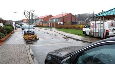 Die Busbucht am Lankenweg, die seit längerem schon nicht mehr angefahren wird, ist Einfahrt für den künftigen Baustellenverkehr. Auf der gegenüberliegenden Straßenseite wird während der Arbeiten ein Halteverbot erlassen werden.