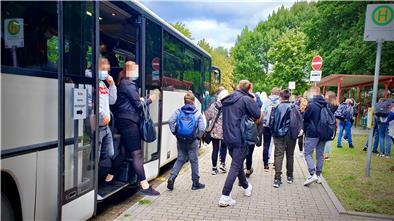 Die Busse im Cuxland sind voll. Es gilt Maskenpflicht.