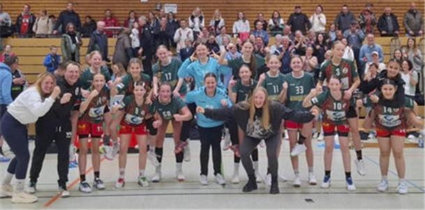 Die C-Jugend-Handballerinnen des TSV Bremervörde und das Trainerteam feiern den Meistertitel.