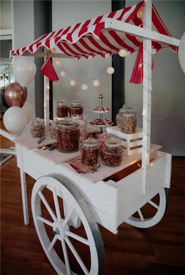 Traumhaft feiern: Die schönsten Hochzeitslocations in Bremerhaven und umzu Die Candy Bar von Marius Beer-Morck kann für die Hochzeit in der Tanzschule Beer gebucht werden.