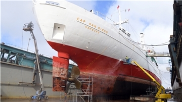 Die „Cap San Diego“ im Dock der Bredo Dry Docks. Das Schiff erhält auch einen neuen Anstrich.