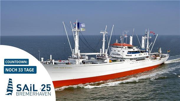 Ein großes Frachtschiff auf See.