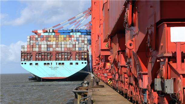 Containerschiff an der Kaje