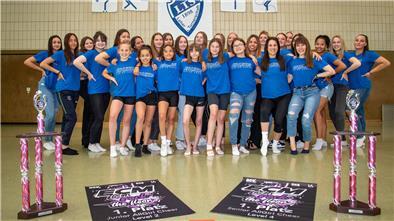 Die Cheerleader der LTS, Juniors und Seniors, mit ihren Pokalen.