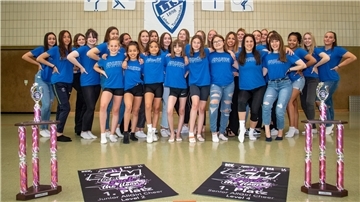 Die Cheerleader der LTS, Juniors und Seniors, mit ihren Pokalen.