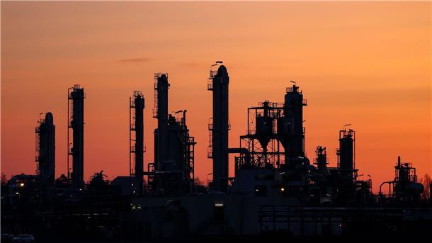 Die Chemiebranche leidet seit Herbst 2022 unter einem Abbau von Lagerbeständen bei Kunden.