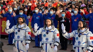 Die chinesischen Astronauten der Shenzhou-16-Mission(l-r): Gui Haichao, Zhu Yangzhu und Jing Haipeng.