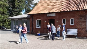 Das Foto zeigt Leute vor der Kirche der Christus-Gemeinde. 
