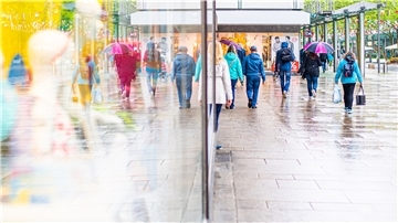 Die City und ihre Kaufleute nicht im Regen stehen zu lassen, haben sich die Akteure einer gemeinsamen Innenstadt-Initiative auf die Fahnen geschrieben. Mit nachhaltigen neuen Konzepten sollen Menschen aller Generationen in die Bremerhavener „gute Stube“ geködert werden.