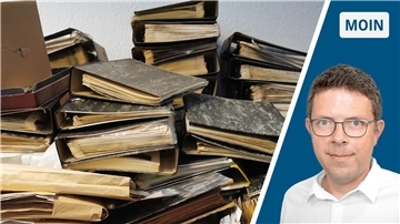 Die Collage zeigt links einen Aktenberg und rechts Reporter Timo Kühnemuth.