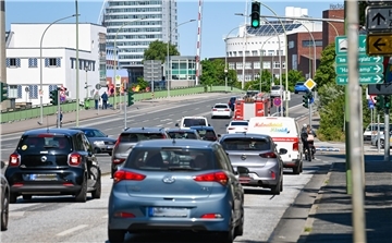 Autos auf einer Straße, im Hintergrund hohe Häuser: Es sind das Sail City Hotel und das Alfred-Wegener-Institut (AWI) in Bremerhaven.