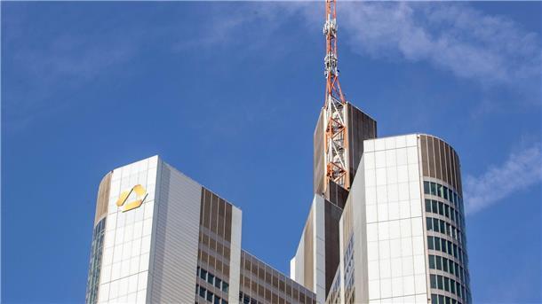 Die Commerzbank hat 2023 ihr bestes Ergebnis seit 15 Jahren erwirtschaftet.