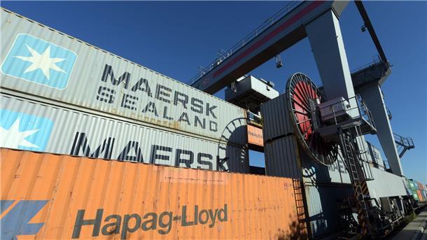 Hapag-Lloyd und Maersk schmieden neues Schifffahrtsbündnis Die Containerreedereien Hapag-Lloyd und Maersk haben eine Zusammenarbeit vereinbart.