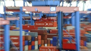 Die Containerschiffe werden immer größer. Doch mit ihnen wächst auch die Gefahr wie sich jüngst im Suezkanal zeigte, als dort ein Schiff havarierte.