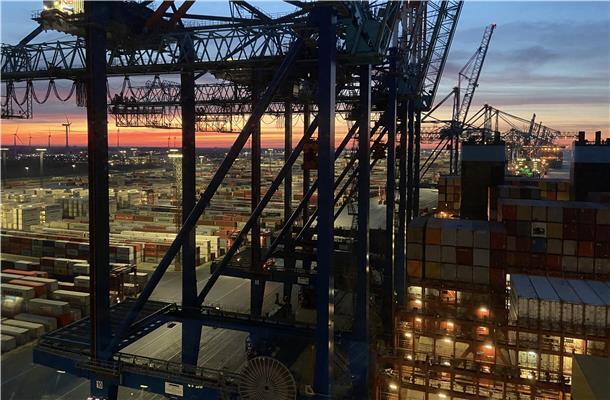 Hafenarbeiter in Haft: Er soll zum zweiten Mal Kokainschmugglern geholfen haben Die Containerterminals gehören zu den Einfallstoren für den Drogenschmuggel von Süd- und Mittelamerika nach Europa. Die Täter brauchen dafür Helfer - und suchen sie im Hafen unter den Arbeitern.