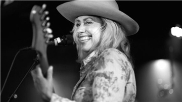 Die Country Sängerin Courtney Yasmineh spielt auf ihrer Europa-Tour in Dedesdorf.
