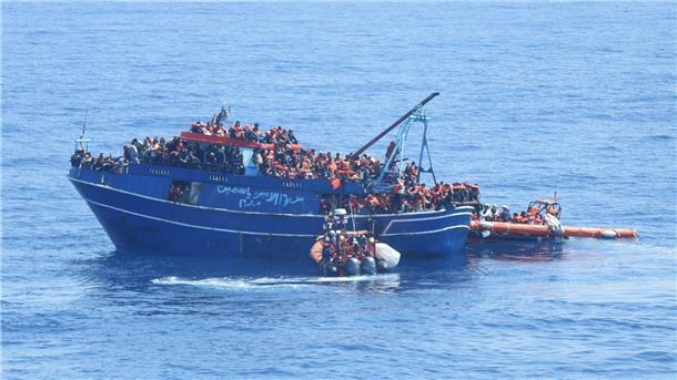 Ärzte ohne Grenzen retten mehr als 600 Bootsmigranten Die Crew der „Geo Barents“ (nicht im Bild) holte mehr als 600 Menschen in einer dreistündigen Aktion an Bord - darunter viele Minderjährige.