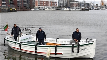 Die Crew des Wassertaxis „Lottjen“ in Bremerhaven hat sich eine Leuchtturm-Tour überlegt.