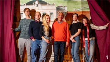 „Die Csárdásfürstin“ kündigt sich im Stadttheater an. Voller Vorfreude sind (v. li.) Torben Selk (Dramaturgie), Sebastian Kranner (Inszenierung), Katharina Glas (Choreografie), Hartmut Brüsch (musikalische Leitung), Anna Kreinecker und Assistentin Elisabeth Pscheidl (Bühne und Kostüme).