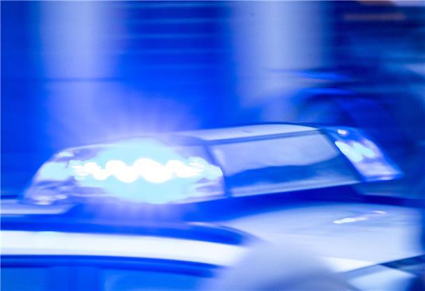 Polizei verhaftet 48-Jährigen nach Serie von Diebstählen Ein Streifenwagen der Polizei ist mit Blaulicht im Einsatz.