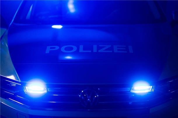 Polizei zieht mehrere Fahrer wegen Drogen, Alkohol und Tempoverstößen aus dem Verkehr "Polizei" ist auf der Motorhaube eines Polizeiautos zu lesen.  Die Cuxhavener Polizei stoppte am Dienstag mehrere Fahrer wegen Drogen, Alkohol und Geschwindigkeitsverstößen – einige durften ihre Fahrt nicht fortsetzen.
