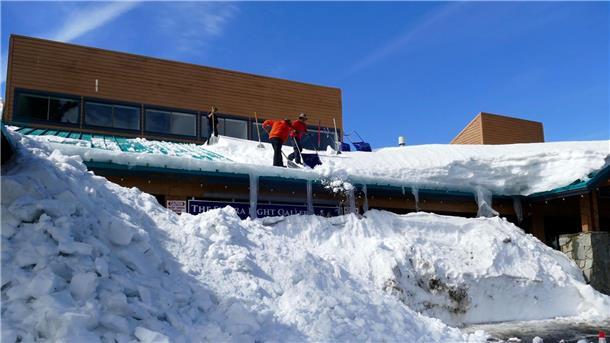 Schneerekorde in Kalifornien - Sorge vor Überschwemmungen Die Dächer von eingeschneiten Häusern werden vom Schnee befreit.