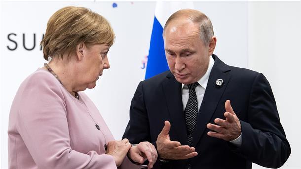 CDU-Außenpolitiker verlangt von Merkel mehr Selbstkritik Die damalige Bundeskanzlerin Angela Merkel (CDU) spricht am Rande des G20-Gipfels 2019 in Osaka mit Kremlchef Wladimir Putin.