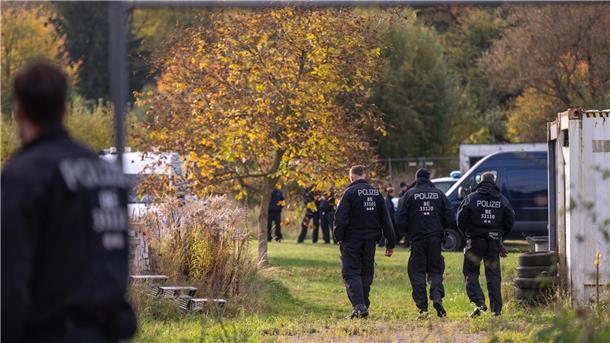 Polizei durchsucht weiteres Objekt im Fall Rebecca Die damals 15 Jahre alte Rebecca war am Morgen des 18. Februar 2019 im Berliner Stadtteil Britz im Bezirk Neukölln verschwunden.