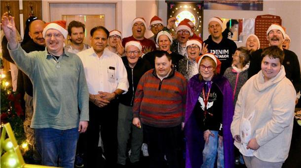 Die Dartclubs "Eiskalte Händchen und "Dartfreunde Spötenkieker" organisierten wieder in der Basdahler Imbissgaststätte B71/74 ein Dartturnier für Mitarbeiter der Lebenshilfe. Gastwirt Banta Singh (Vierter von links) spendierte das Essen an diesem Abend.