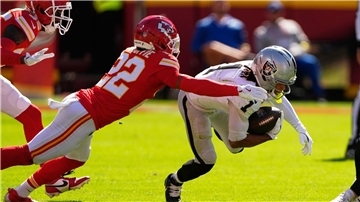 Die Defensive der Kansas City Chiefs (li. Trent McDuffie) ließ keinen einzigen Punkt der Las Vegas Raiders zu.