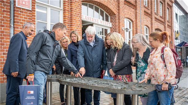 Die Delegation aus Schweden betrachtet das Tastmodell für Blinde am Neuen Hafen.