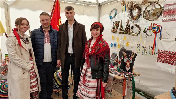 Fair- und Regionalmarkt mit Gästen aus Brakes neuer Partnerstadt Die Delegation aus ukrainischen Stadt Schazk mit Bürgermeister Serhij Karpuk (2. von rechts).