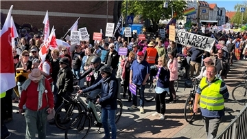 Demo des Bündnisses "Cuxhaven für Respekt und Menschenwürde" in Cuxhaven
