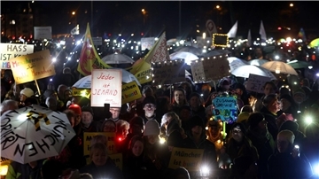 Die Demo „Lichtermeer für Demokratie, gegen Rassismus, Antisemitismus und Hetze“ auf der Theresienwiese in München.