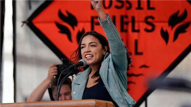 Die demokratische US-Abgeordnete Alexandria Ocasio-Cortez spricht beim Klimaprotest in New York.
