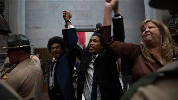 Republikaner schließen zwei Schwarze aus Parlament aus Die demokratischen Abgeordneten Justin Pearson (v.l.), Justin Jones und Gloria Johnson halten ihre Hände hoch, als sie durch die Türen des Repräsentantenhauses im Tennessee State Capitol gehen.