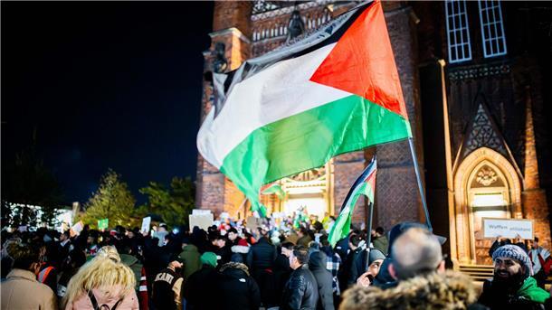 Bis zu 450 Menschen demonstrieren in Bremerhaven für den Frieden in Nahost Die Demonstranten schwenkten die Flagge Palästinas.