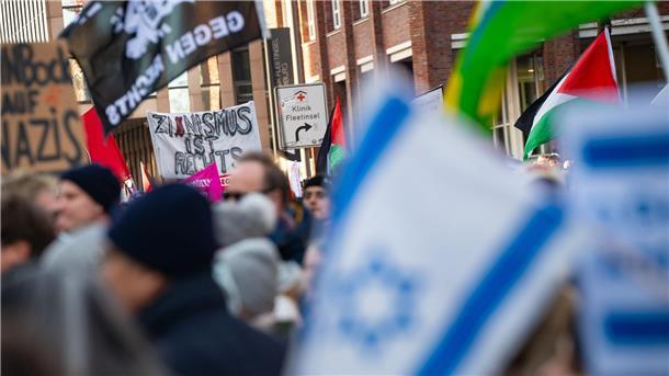 Gegenwind von der Straße: AfD verliert Landratswahl Die Demos gegen rechts wie hier in Hamburg könnten einen Einfluss auf die AfD-Niederlage bei einer Landratswahl in Thüringen gehabt haben.
