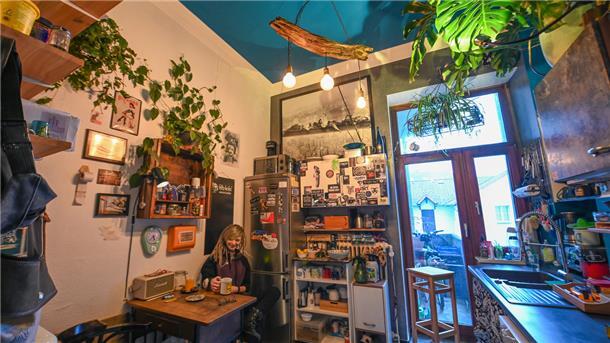 Dschungel-Flair: Die wilde Stadtwohnung von Designerin Wanda Die Designerin Wanda Worms bastelt seit Jahren an ihrer punkigen Wohnung in der „Alten Bürger“ in Bremerhaven.