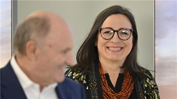 Die designierte finnische Intendantin Lilli Paasikivi (r.) und Hans-Peter Metzler, Festspielpräsident.